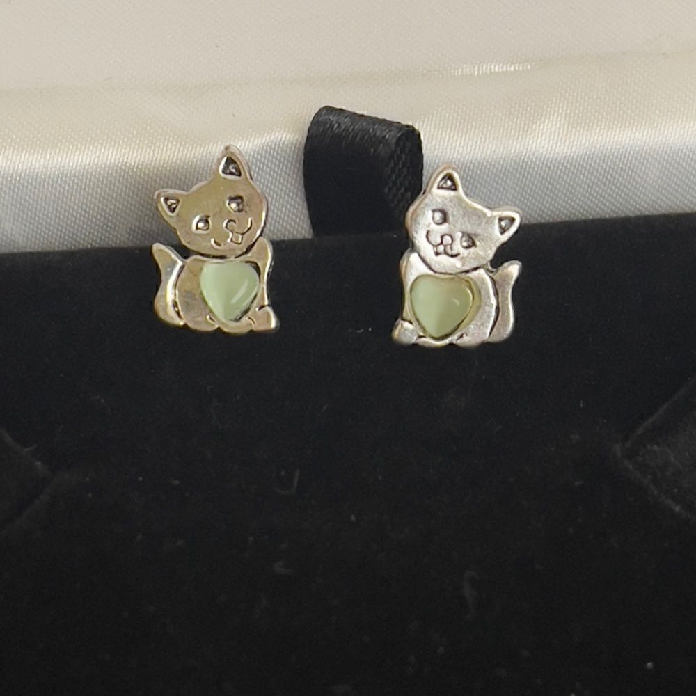 Cat eye heart stud earrings